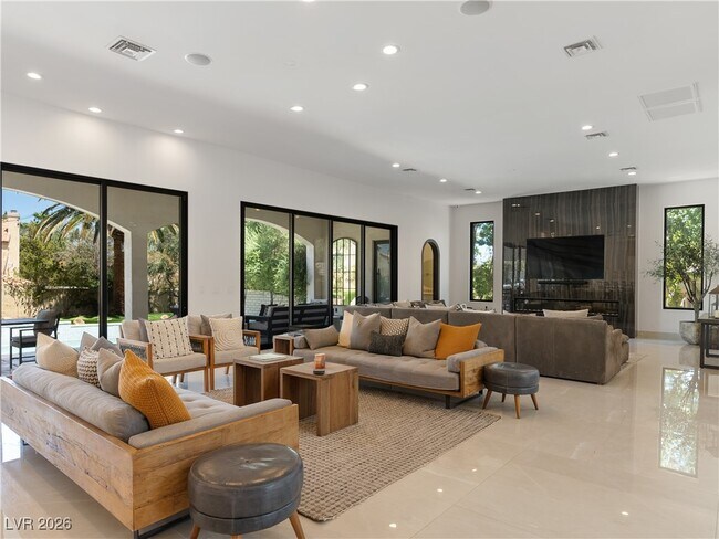 Photo - 190 Inveraray Ct