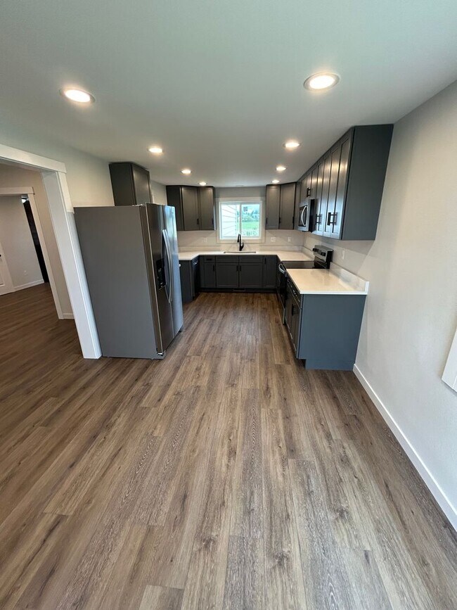 Photo - Fully Remodeled Five Bedroom House for Rent!