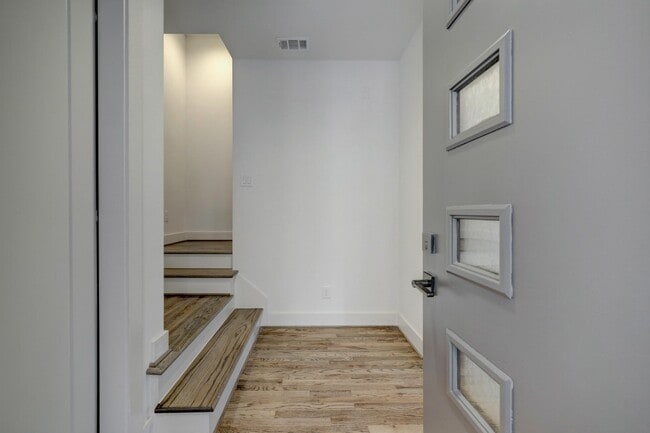 Building Photo - 1535 W 24th St