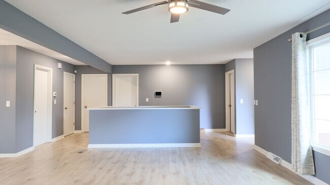 Photo - Spacious Modern 4 bedroom, 1 Full Ba, 2 Half bath
