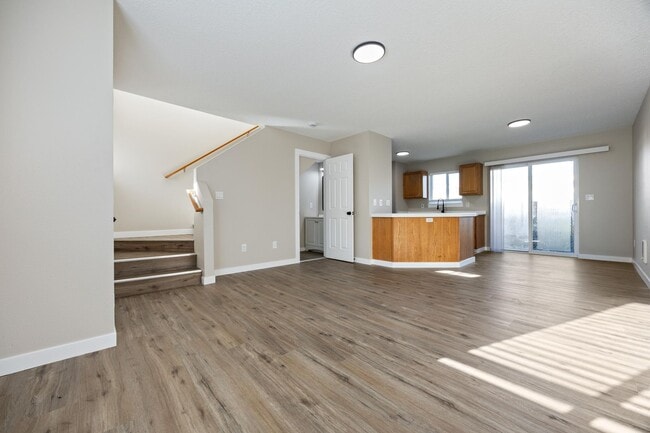 Building Photo - 3 bedroom, 2.5 bathroom home - SE Portland