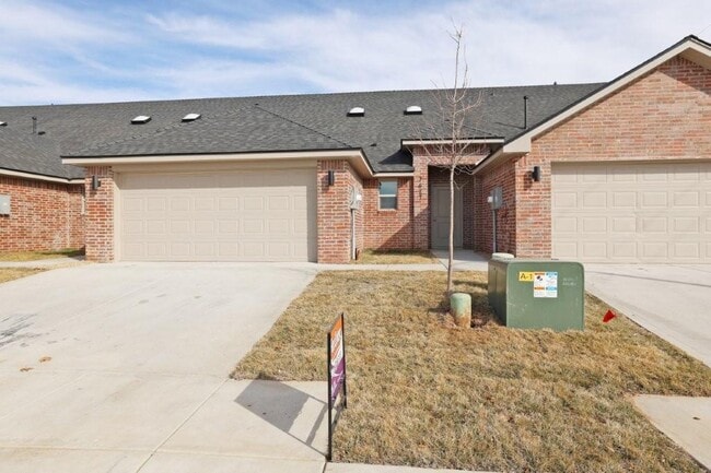 Photo - 7627 Woodford Ave