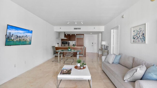 Photo - 475 Brickell Ave Unidad FL32-ID1049811P