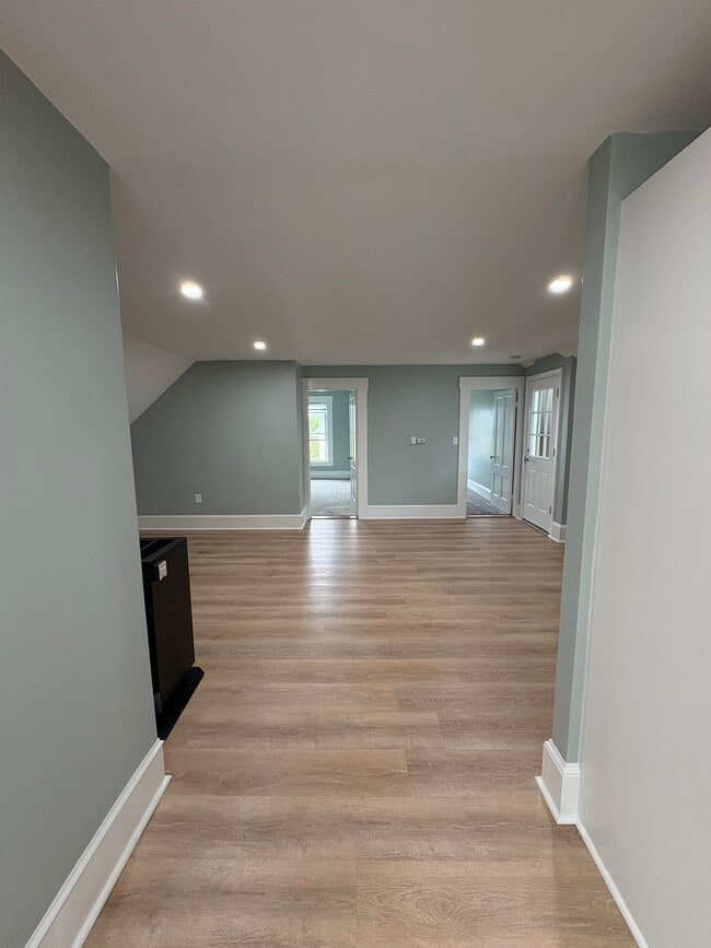 Building Photo - 258 Notre Dame Ave Unit 3