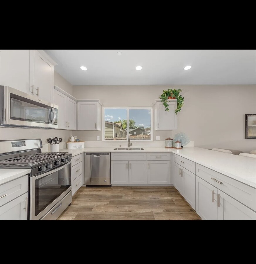 Photo - 955 Irem Way