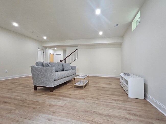 Building Photo - 204 N Van Buren St Rental