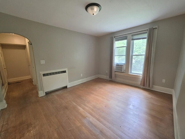 Bright 1 Bedroom Upper Unit Near UWEC, Water Street & Mayo Clinic – Available August 1st