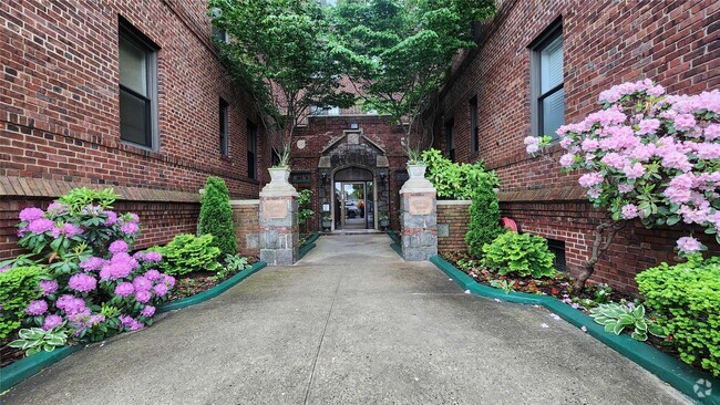 Building Photo - 167-10 Crocheron Ave Unit 2N Rental