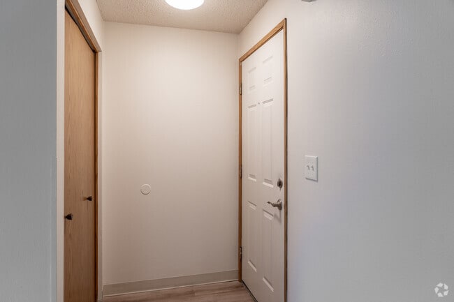 1BR, 1BA, - 730SF - Entry