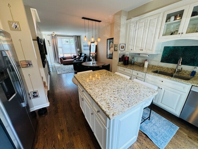 Photo - Spacious 3 Bedroom Townhouse