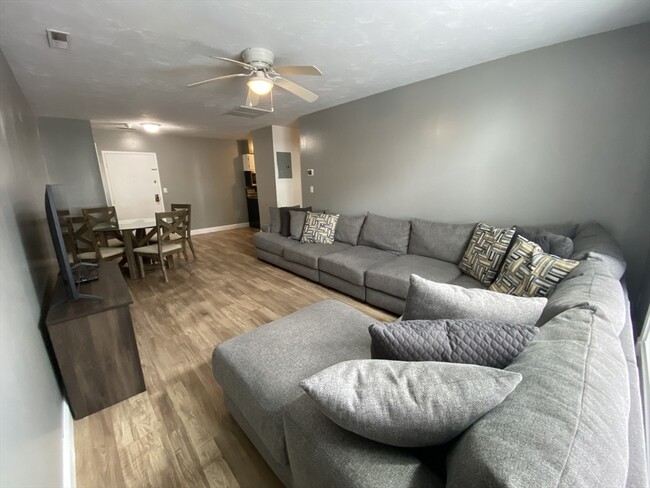 Photo - 150 Rumford Ave Unidad 106 Rental