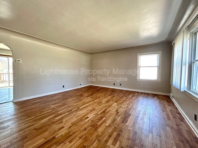 Photo - 527 Ferndale Ave NW