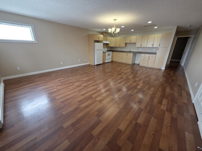 Photo - 8112-8196 96 Ave