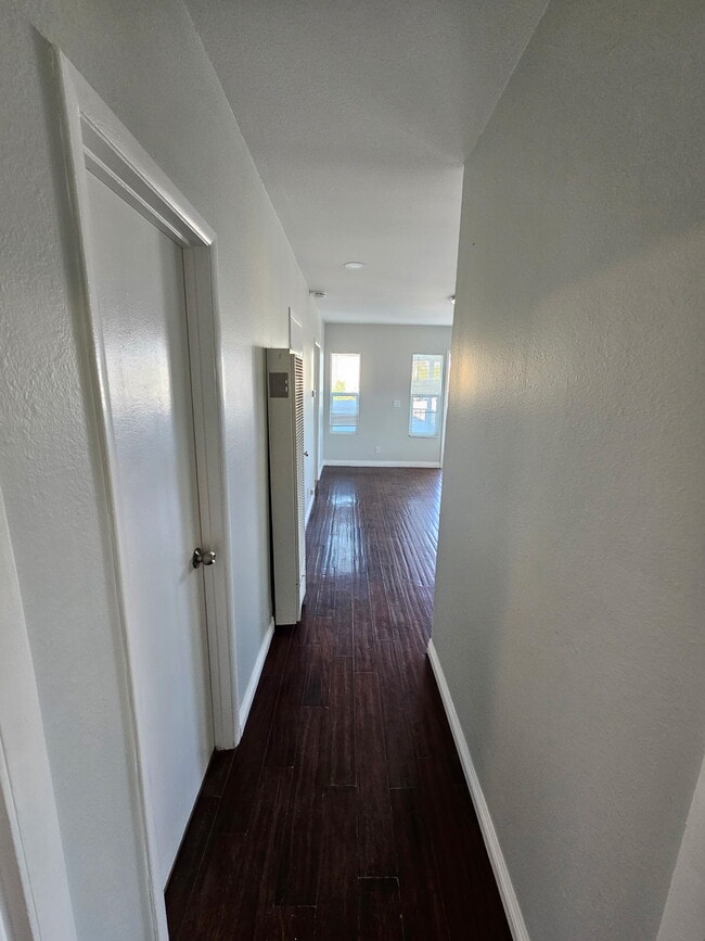 Photo - 1215 E 15th St Unidad 1215 in a half