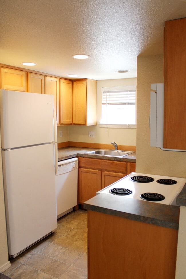 Photo - 1002 NE B St