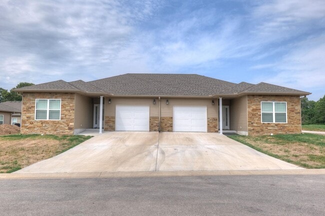 Photo - 605 Applewood Ln