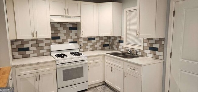 Photo - 2975 Jones St