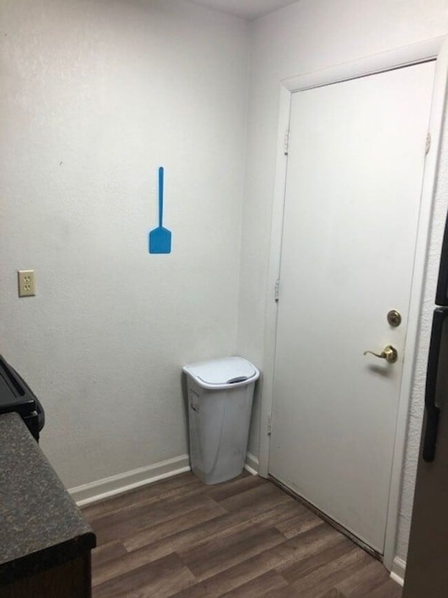 Building Photo - Just move on in- Fully furnished private one bedroom apartment