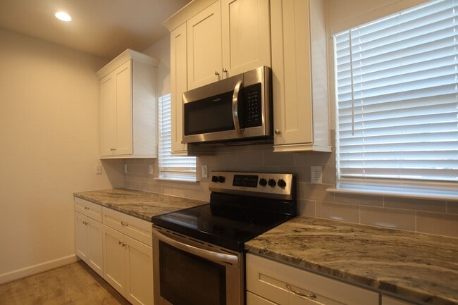 Photo - Contemporary 4bd/3.5ba in excellent location