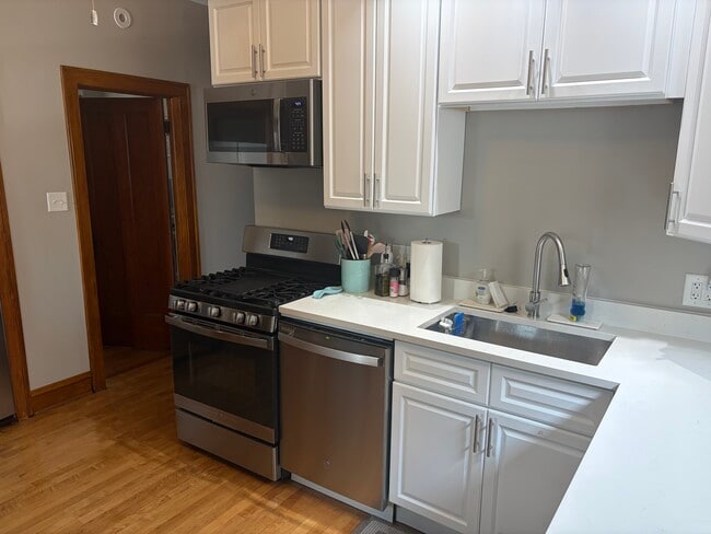 Photo - 2452 N Hamlin Ave Unit 2