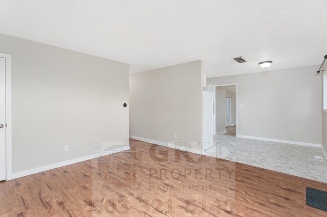3+ Bedroom House w/ Large Backyard - South... - 3+ Bedroom House w/ Large Backyard - South...