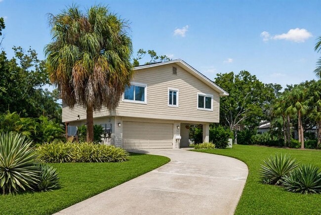 Building Photo - 1300 Pleasant Way S