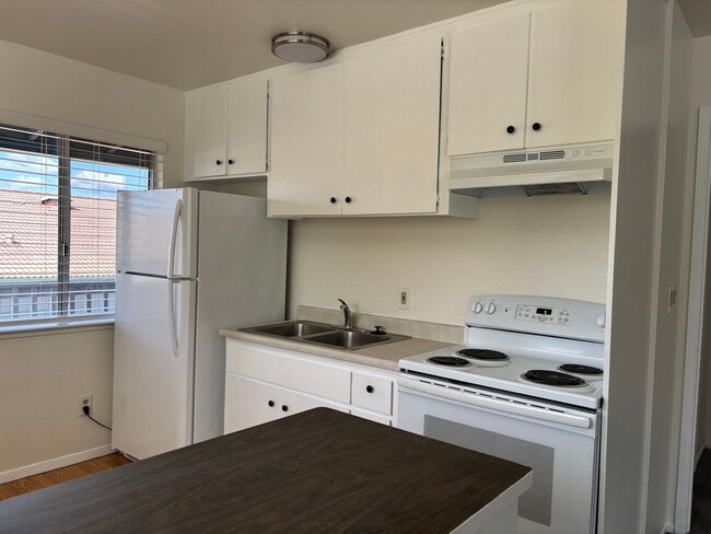 Building Photo - 2449 Cottage Dr Unit C