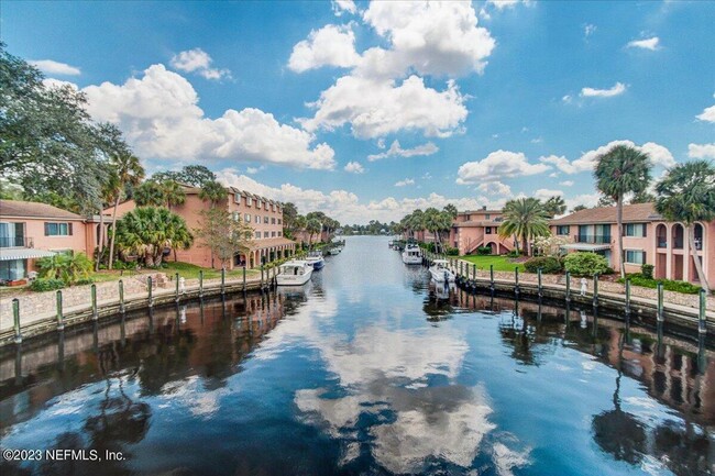This beautifully remodeled 2 bedroom, 2 ba... - This beautifully remodeled 2 bedroom, 2 ba... Townhome