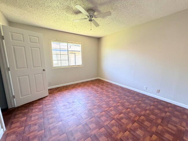 Fouplex 2 bedroom unit ready to move in in Castle Hill!