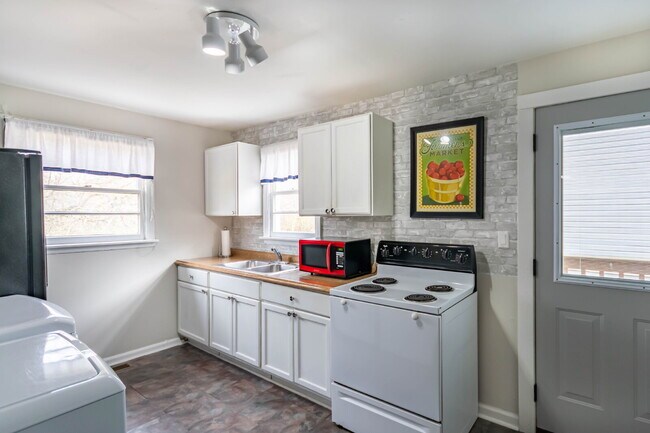 Photo - Furnished, All Inclusive Mid-term Lease!