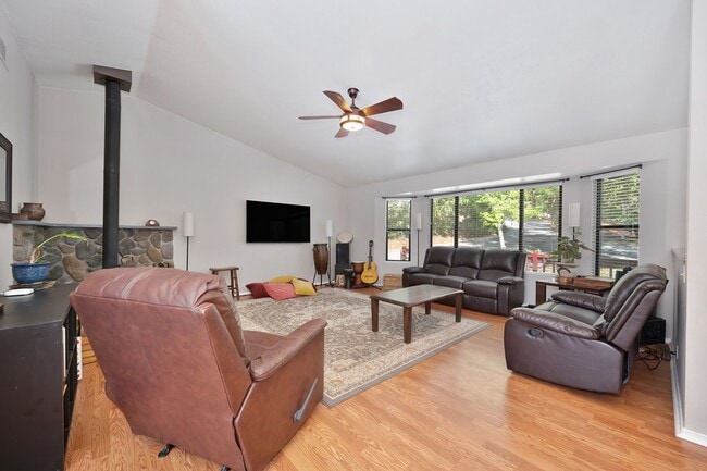 Photo - FOR RENT: Cozy Foresthill 3 bedroom 2 bath.