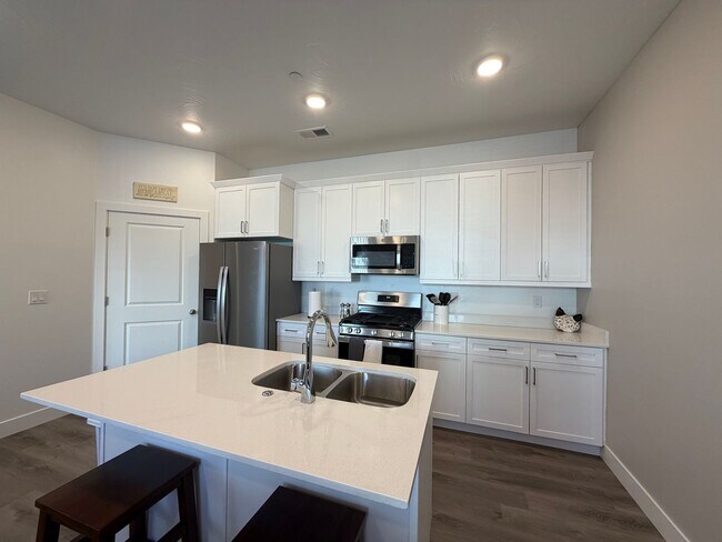 Photo - FULLY FURNISHED ONE BEDROOM FOR RENT IN DESERT COLOR!