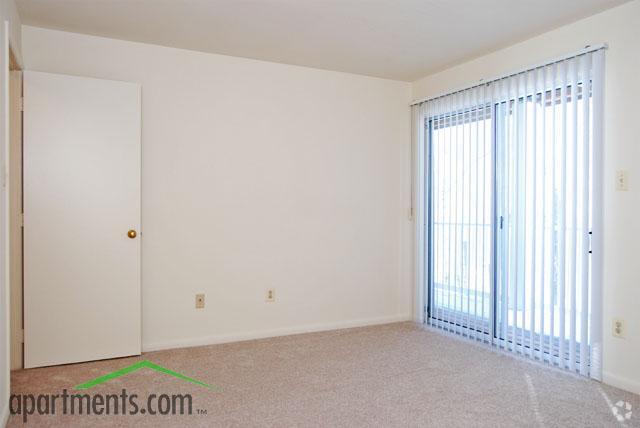 Bedroom - Oaks of Woodlawn