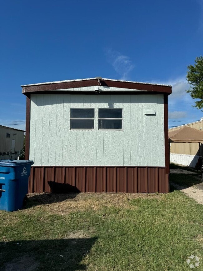 Building Photo - 2111 W Austin St Rental