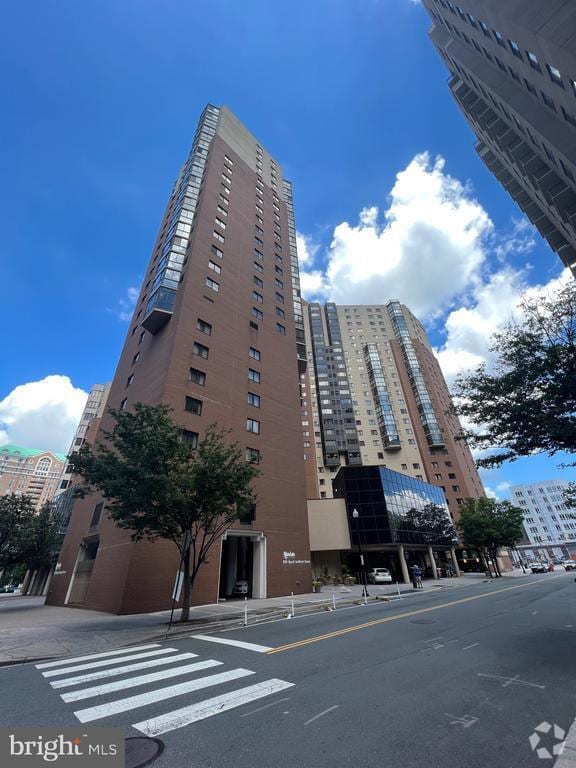 Building Photo - 900 N Stafford St Unit 1008 Rental