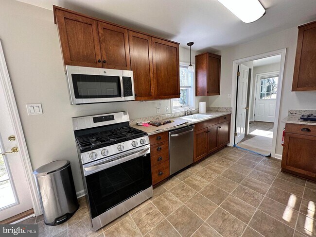 Photo - 225 Rock Rd W