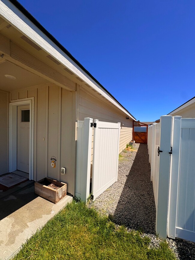 Photo - 650 Tinley St