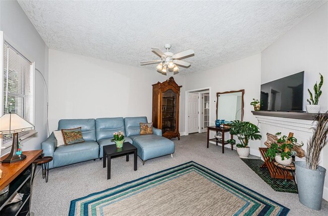 Photo - 833 1st St NE