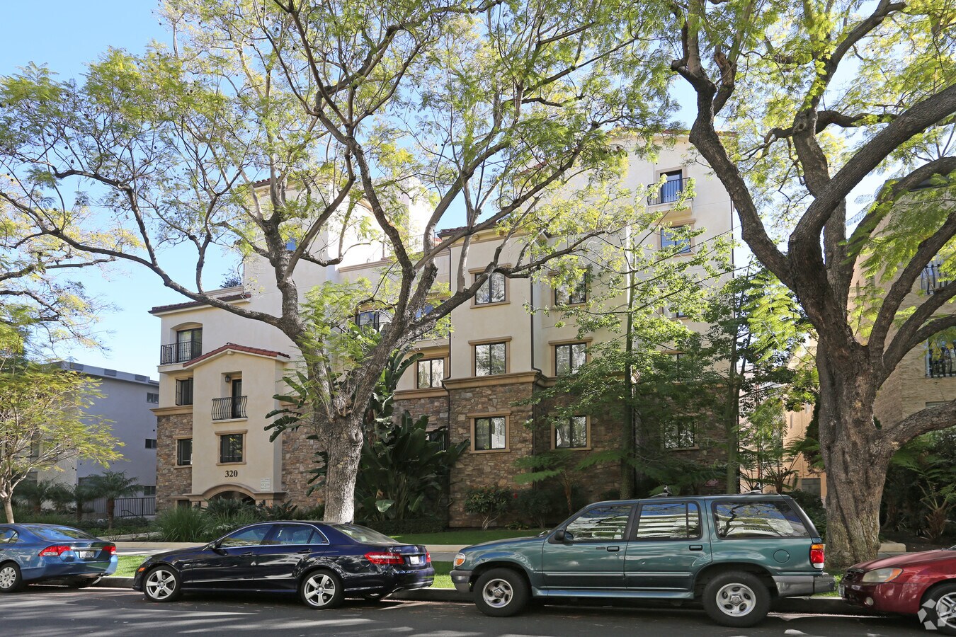 Photo - 320-322 N Oakhurst Dr