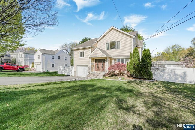 Photo - 405 Burnet Pl