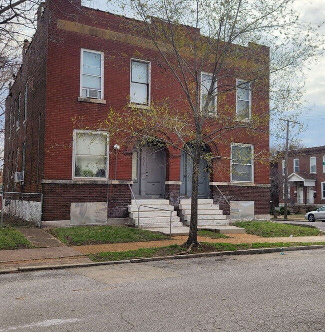 Building Photo - "Charming 1-Bed Oasis in Vibrant St. Louis - Your Urban Retreat Awaits!" Unit 2F