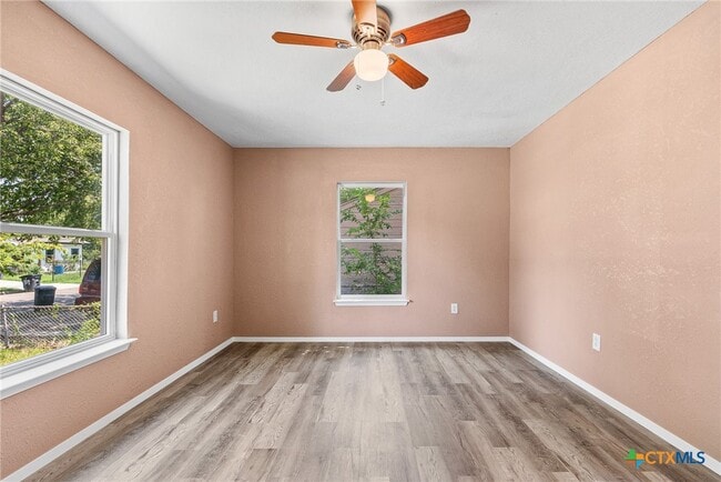 Photo - 906 Attas Ave