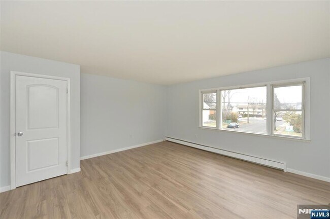 Photo - 421 Leonhardt Dr