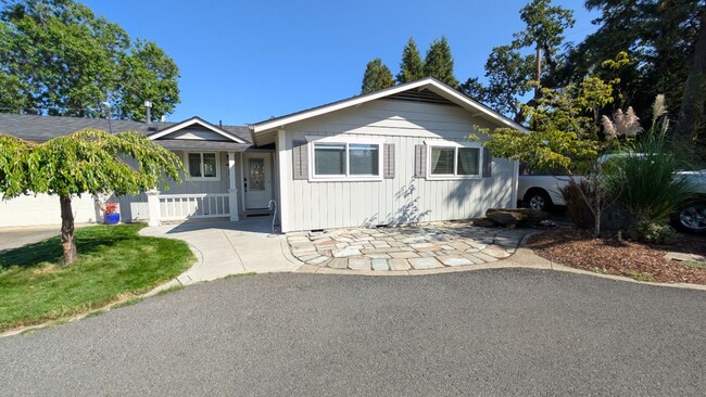 Building Photo - Unfurnished Light-Filled, Beautifully Updated 3-Bedroom Home in Jacksonville