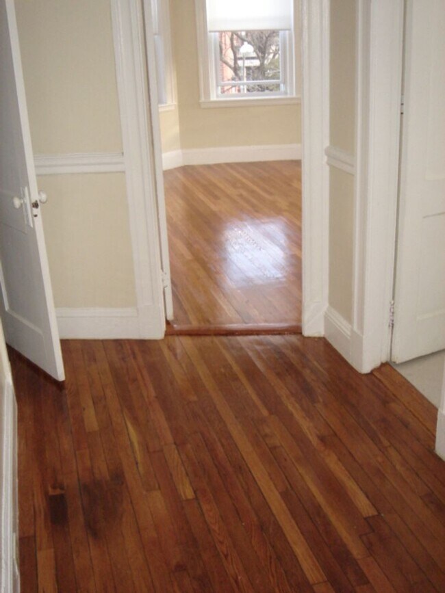 Photo - Renovated May 1 Studio NO FEE Heat HW inc Students ok  Seconds to Green line