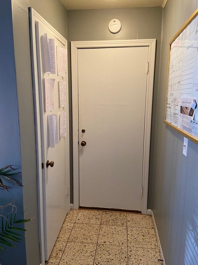 garage entry - 1816 W Arrowhead Plz