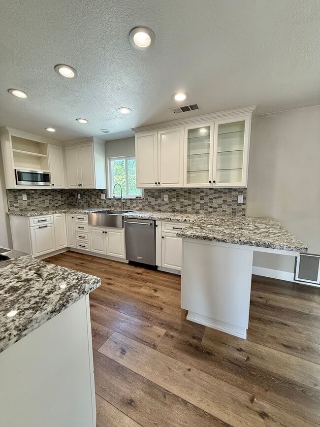 Building Photo - Beautiful 3 Bed 2.5 Bath COMING SOON!!!!