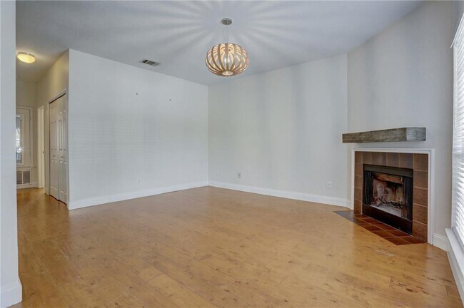 Photo - 1610 Waterston Ave Unit 7