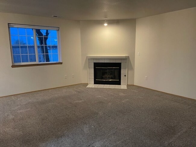 Photo - 3 bdrm, 2.5 bath, 2 car garage  (1 attached, 1 detached), Fenced yard, Minutes to Mall and I-5