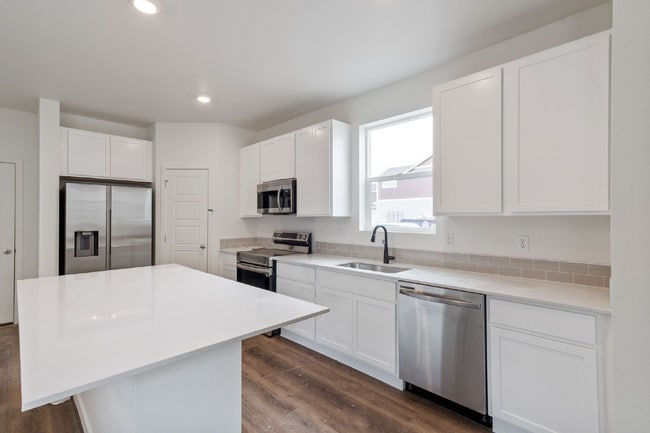 Building Photo - 3 bed/2.5 bath townhome w/attached 2-car garage